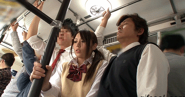 晃動的公交車上女子故意撲向身邊帥氣的男子.gif